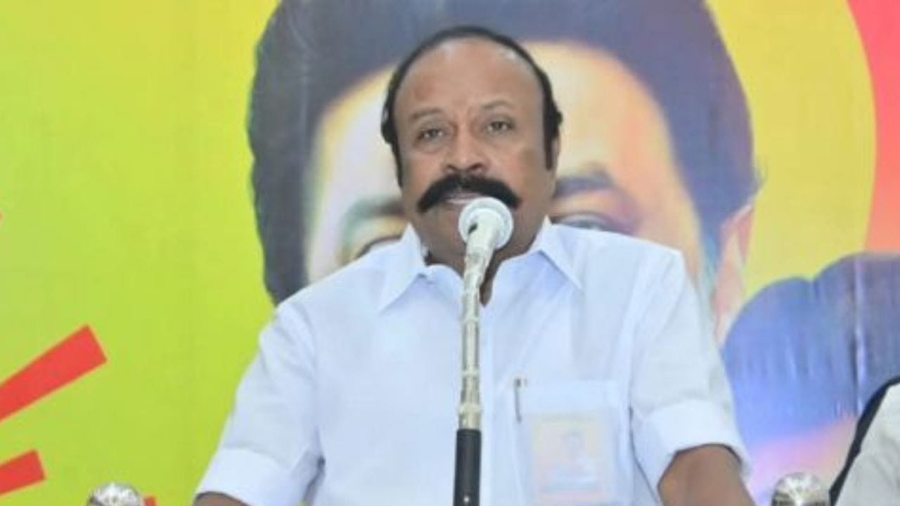 திமுகவில் கூட்டுறவுத்துறை அமைச்சராக இருந்து வருபவர் கே ஆர் பெரிய கருப்பன். இவர், 1959- ஆம் ஆண்டு டிசம்பர் 30-ஆம் தேதி பிறந்தார். அரசியல் மீது ஏற்பட்ட ஆர்வம் காரணமாக இளமை காலத்திலேயே திராவிட முன்னேற்றக் கழகத்தில் தன்னை இணைத்துக் கொண்டார். கட்சியில் தொண்டனாக இணைந்தது முதல் பல்வேறு கட்சி பணிகளை மேற்கொண்டு வந்த கே. ஆர். பெரிய கருப்பனுக்கு 2006 சட்டமன்றத் தேர்தலில் சிவகங்கை மாவட்டம், திருப்பத்தூர் சட்டமன்ற தொகுதியில் போட்டியிடும் வாய்ப்பு கிடைத்தது.