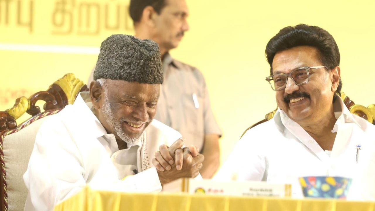 ஈகை பண்பும் அடுத்தவருக்கு உதவக் கூடிய மனமும், அனைவரையும் சமமாக கருதி அன்பு செலுத்துபவர்கள்  இஸ்லாமியர்கள் என்றார்.