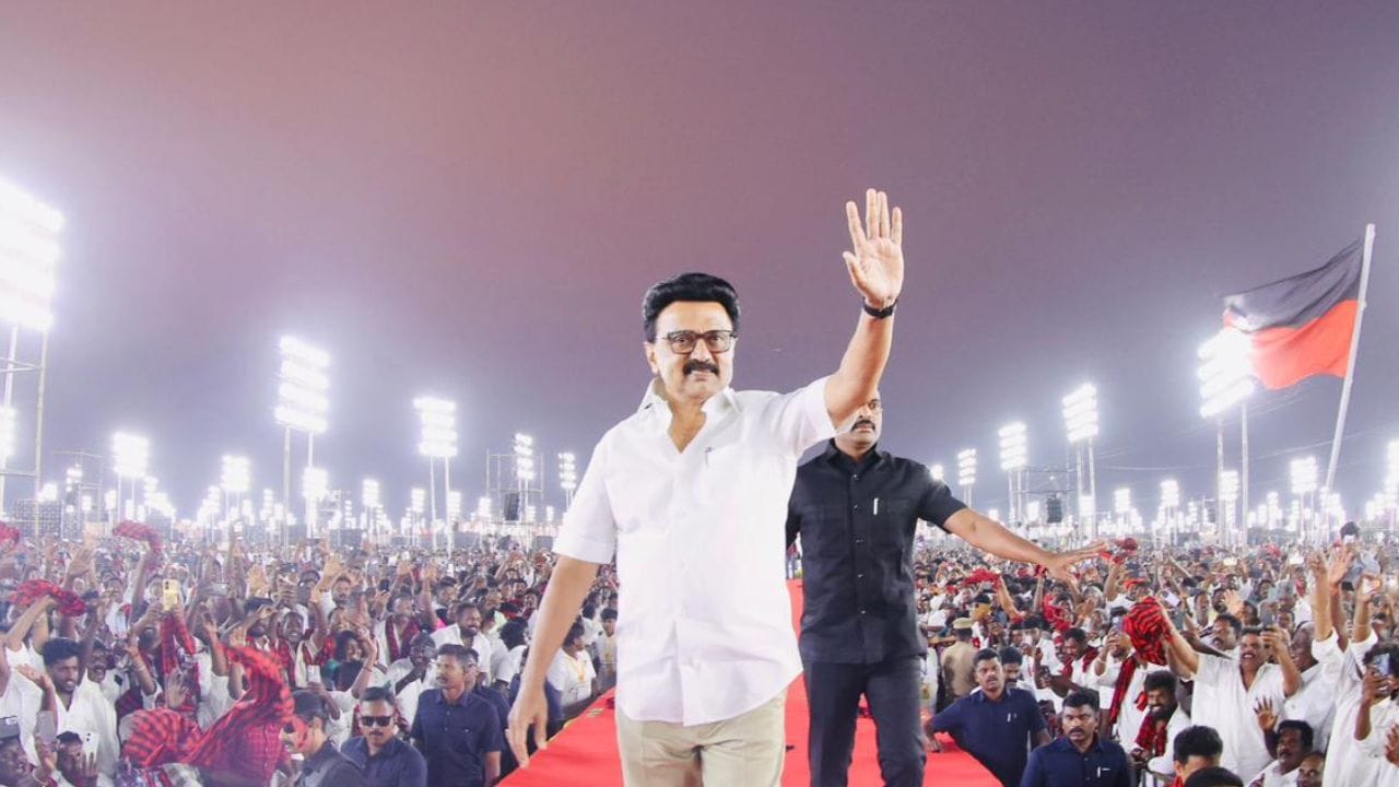 சென்னை அமைந்தகரையில் நடைபெறும் இப்தார் நோன்பு விழாவில் முதல்வர் மு.க.ஸ்டாலின் மற்றும் துணை முதல்வர் உதயநிதி ஸ்டாலின் ஆகியோர் பங்கேற்றார். இந்த நிலையில் அவர் பேசியது சமூக வலைதளங்களில் வைரலாகி வருகிறது. நிகழ்வில் பேசிய அவர், புனித ரமலான் மாதத்தில் திமுக சிறுபான்மை பிரிவு நடத்தும் ஈகை பெருவிழாவில் கலந்து கொண்டதில் மகிழ்ச்சி என்று பேசினார்.