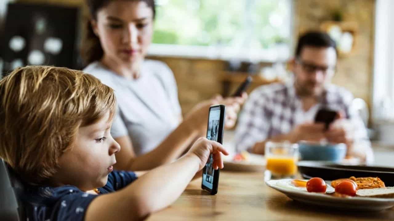 சாப்பிடும்போது மொபைல் போன் பயன்படுத்துவதால் என்ன பிரச்னை வரும்? - மருத்துவர்கள் எச்சரிக்கை