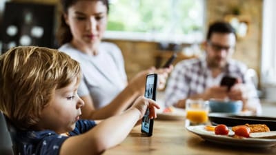 சாப்பிடும்போது மொபைல் போன் பயன்படுத்துவதால் என்ன பிரச்னை வரும்?