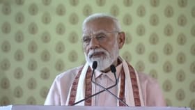 தமிழர்களின் பாரம்பரிய உடையான பட்டு வேட்டி சட்டையில் திருச்சி வந்து இறங்கிய பிரதமர் மோடி.....