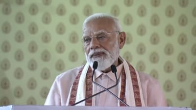 பட்டு வேட்டி சட்டையில் திருச்சி வந்து இறங்கிய பிரதமர் மோடி..