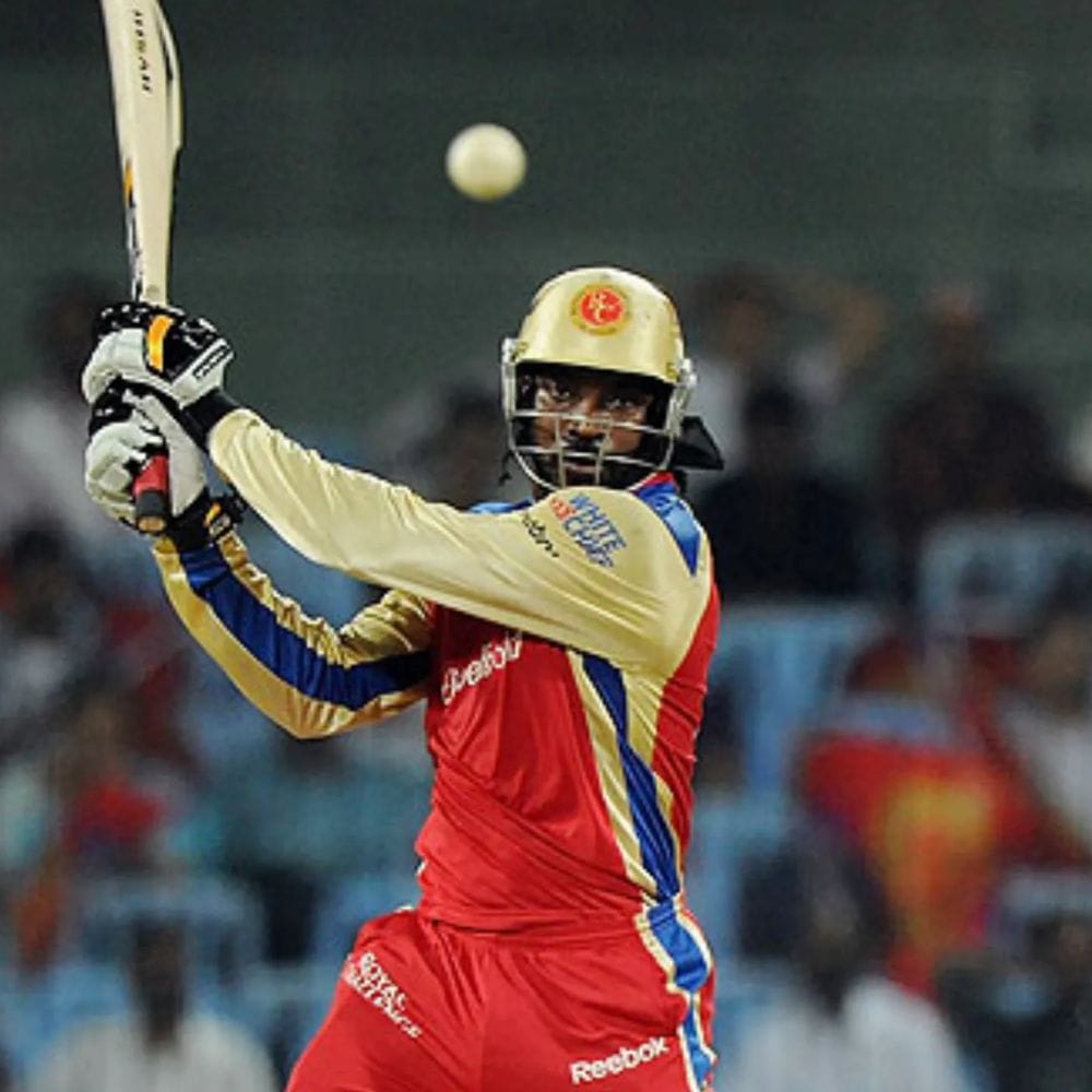 ஐபிஎல் தொடரின் ஒரு சீசனில் அதிக சிக்ஸர்கள் அடித்த பட்டியலில் கிறிஸ் கெய்லும் மூன்றாவது இடத்தில் உள்ளார். கெய்ல் 2013-ஆம் ஆண்டில் 50க்கும் மேற்பட்ட சிக்ஸர்களை அடித்திருந்தார். அந்த ஆண்டில் கிறிஸ் கெய்ல் 51 சிக்ஸர்களை அடித்திருந்தார்.