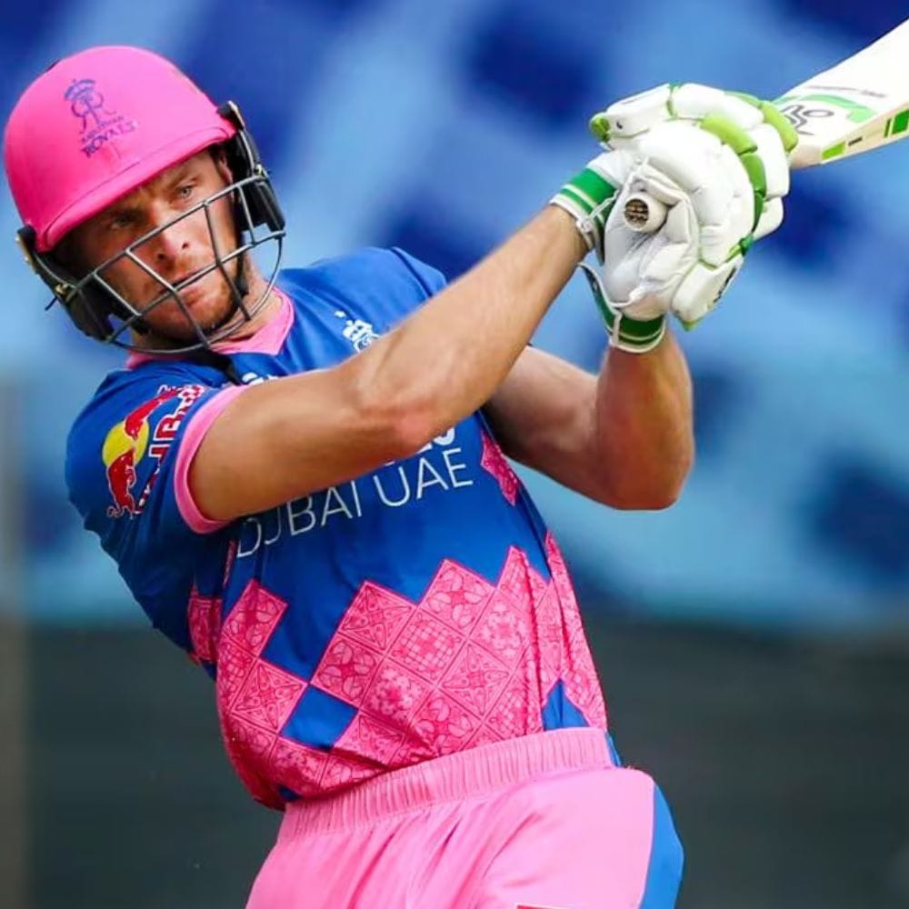 இங்கிலாந்து கிரிக்கெட் அணியின் விக்கெட் கீப்பர் பேட்ஸ்மேனான ஜோஸ் பட்லர், 2022-ஆம் ஆண்டு நடைபெற்ற ஐபிஎல் தொடரின்போது மிகச் சிறப்பாகச் செயல்பட்டார். அப்போது ராஜஸ்தான் ராயல்ஸ் அணிக்காக 17 போட்டிகளில் விளையாடிய பட்லர், 45 சிக்ஸர்களை அடித்தார்.