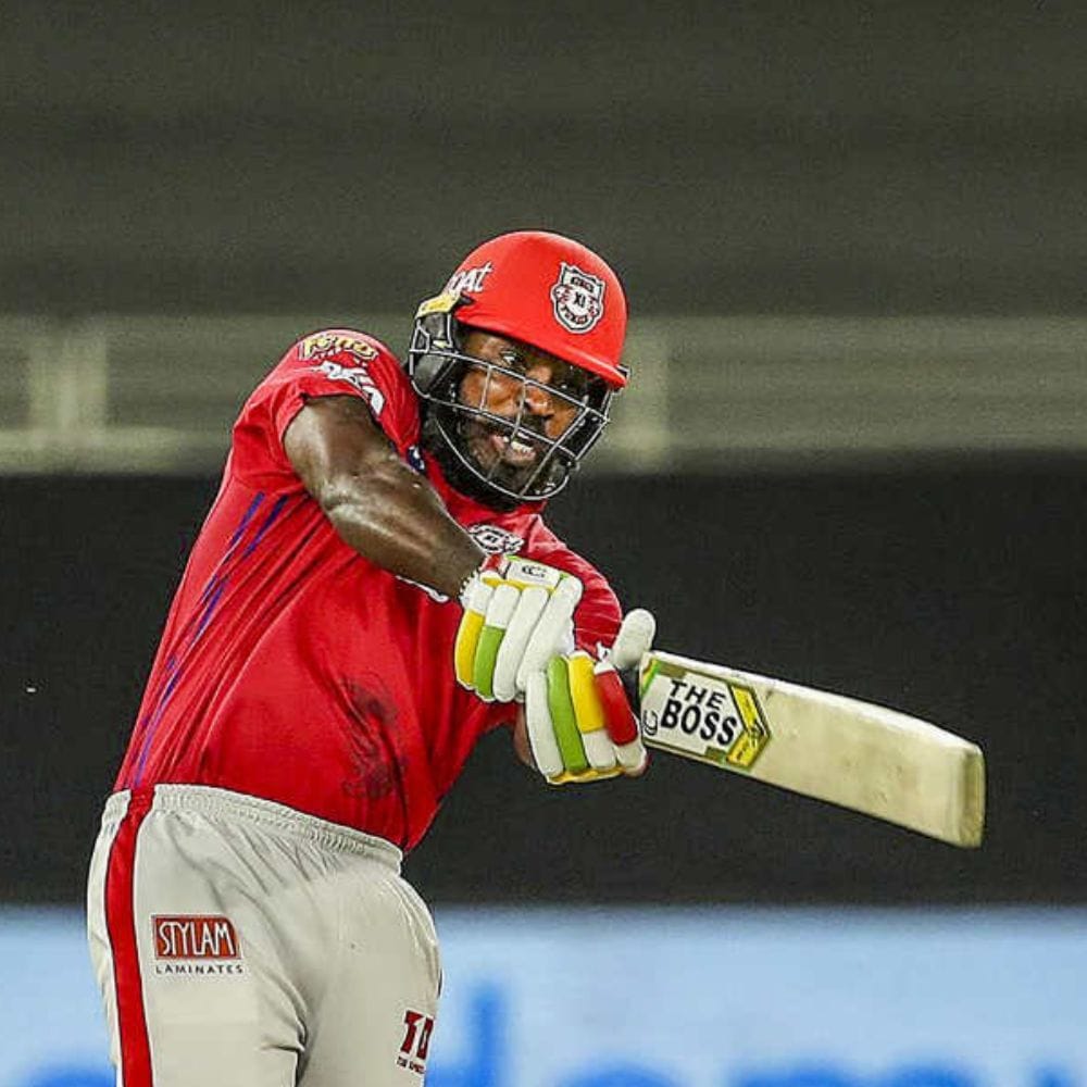 ஐபிஎல் தொடரின் ஒரு சீசனில் அதிக சிக்ஸர்கள் அடித்த சாதனை கிறிஸ் கெய்ல் வசம் உள்ளது. 2012-ல் ஆர்சிபி அணிக்காக விளையாடியபோது கெய்ல் 59 சிக்ஸர்களை அடித்து தனது அதிகபட்ச எண்ணிக்கையை பதிவு செய்திருந்தார். 14 ஆண்டுகளுக்குப் பிறகும் கெய்லின் இந்தச் சாதனை இன்னும் நிலைத்து நிற்கிறது.