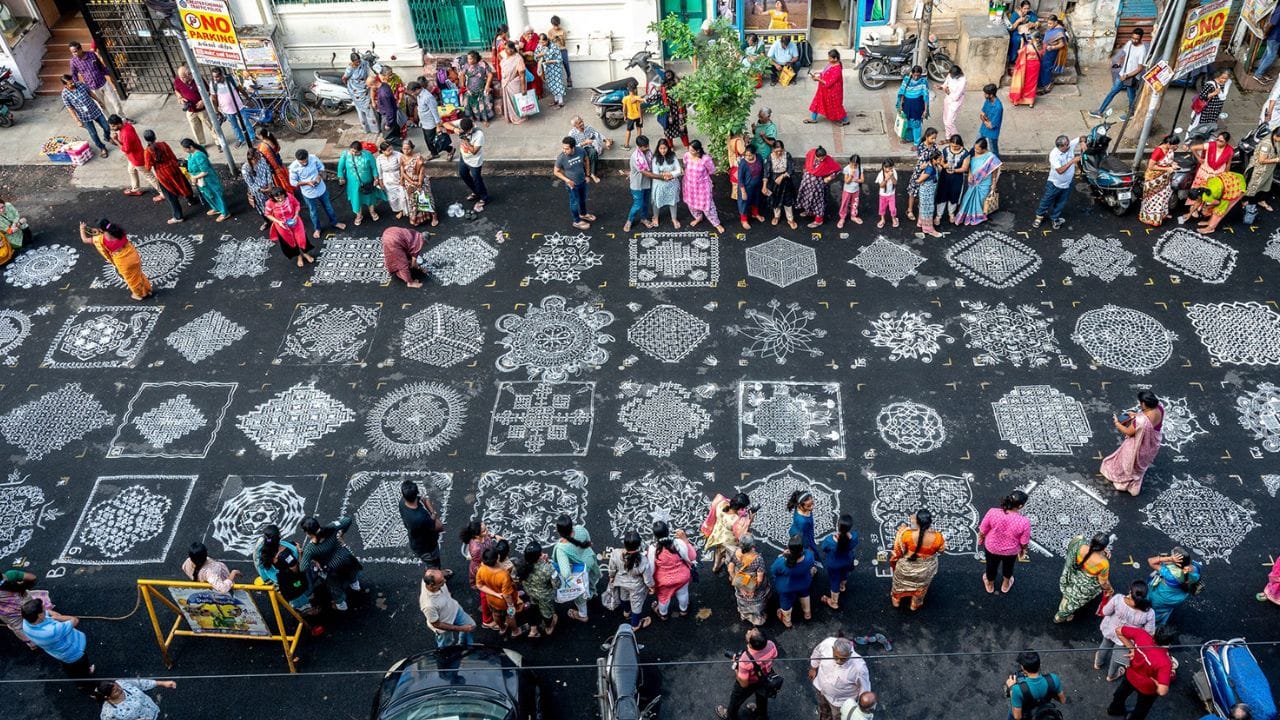 மைலாப்பூர் பகுதி சென்னை நகரின் மிகப் பழமையான குடியிருப்பு பகுதிகளில் ஒன்று.இந்த தொகுதி பல ஆண்டுகளாக முக்கிய அரசியல் கட்சிகளுக்கிடையே போட்டி நிலவிய தொகுதியாக உள்ளது. குறிப்பாக அண்ணா திராவிட முன்னேற்றக் கழகம் மற்றும் திராவிட முன்னேற்றக் கழகம் ஆகிய கட்சிகள் மாறி மாறி வெற்றி பெற்றுள்ளன.