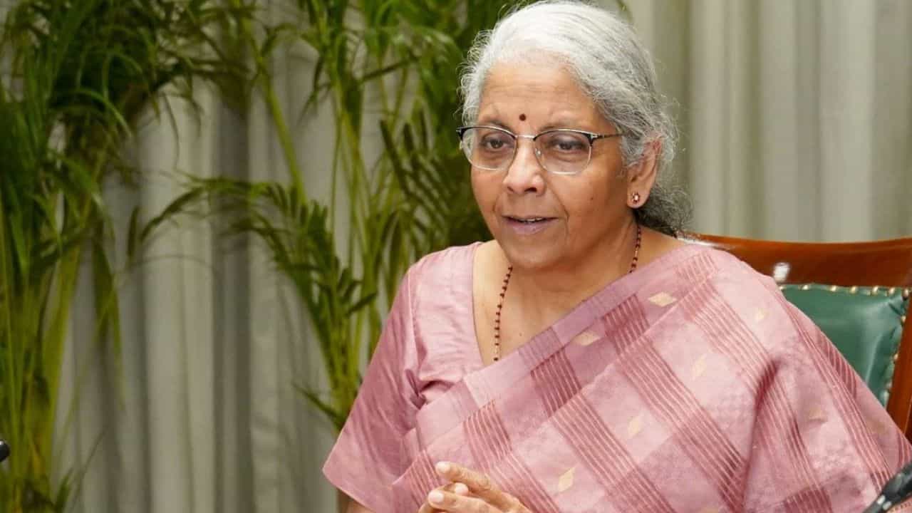 பெட்ரோல், டீசல் கலால் வரி குறைப்பு.. நிர்மலா சீதாராமன் பாராட்டு.. பெட்ரோல், டீசல் கலால் வரி குறைப்பு.. நிர்மலா சீதாராமன் பாராட்டு..