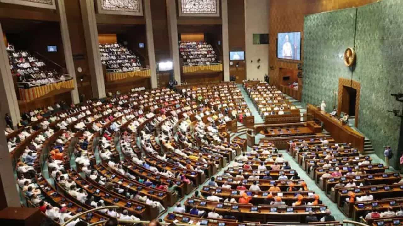 நாடாளுமன்றத்தில் சபாநாயகருக்கு எதிரான தீர்மானம் தோல்வி - எதிர்கட்சிகள் கடும் விவாதம்