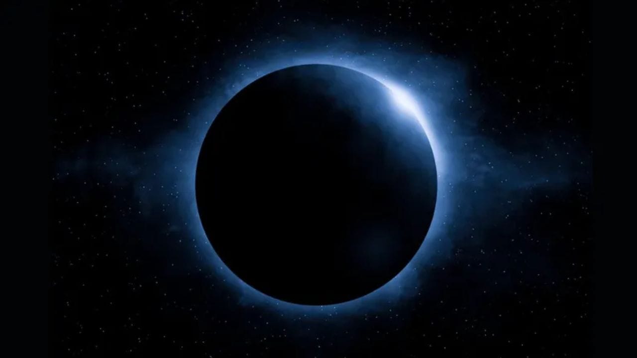 முன்னோர்களுக்கு இலை போடும் நேரம்: அமாவாசை அன்று உச்சி காலத்தில்தான் (மதியம்) முன்னோர்களுக்குப் படையல் இட வேண்டும். மதியம் 01.30 மணி முதல் 02.30 மணிக்குள் படையல் இடுவது சிறந்தது. அன்று மதியம் 12.00 முதல் 01.30 வரை ராகு காலம் இருப்பதால், அதைத் தவிர்த்துவிட்டு 01.30 மணிக்கு மேல் படையல் இடலாம். படையலில் முன்னோர்களுக்குப் பிடித்த உணவுகள், வடை, பாயாசம் ஆகியவற்றை வைத்து வழிபட வேண்டும். முதலில் காகத்திற்குச் சோறு வைத்த பின்னரே நாம் சாப்பிட வேண்டும்.