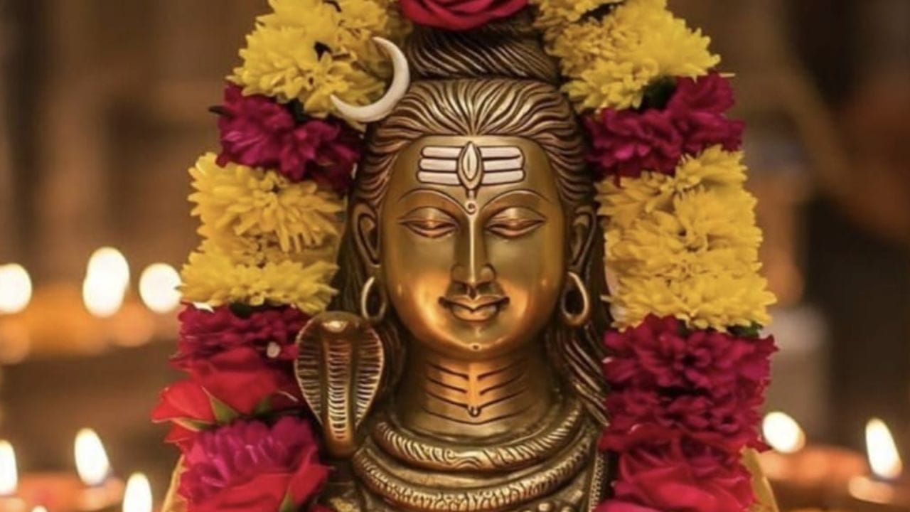 பிரதோஷத்தின் மகிமை: பிரதோஷ காலம் என்பது தேவர்கள் சிவபெருமானை வழிபட்ட நேரமாகும். இந்த நேரத்தில் நந்தி தேவரின் இரண்டு கொம்புகளுக்கு இடையே சிவபெருமான் காட்சி தருவதாக ஐதீகம். ஒரு வருடத்தில் வரும் அனைத்து பிரதோஷங்களிலும் விரதமிருந்து சிவனை வழிபடுபவர்களுக்கு சிவலோகத்தில் இடம் கிடைக்கும் என்பது நம்பிக்கை.