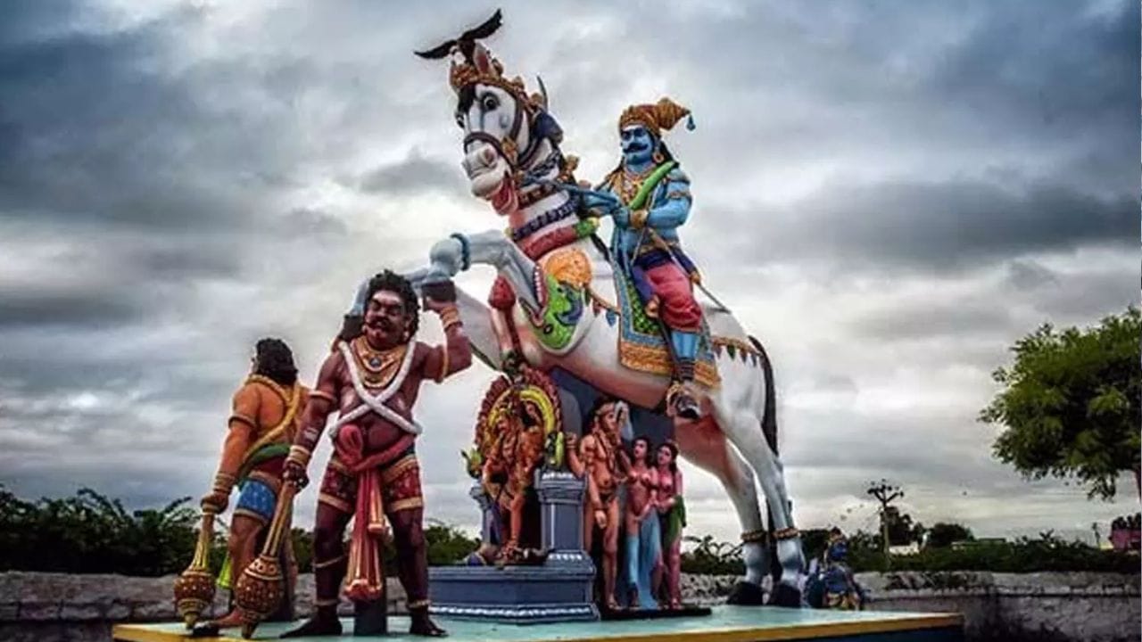 தமிழ் மாதங்களில் பன்னிரண்டாவது மாதமான பங்குனி மாதத்தில் வரும் உத்திர நட்சத்திரம் 'பங்குனி உத்திரம்' என்று அழைக்கப்படுகிறது. இது தெய்வங்களின் திருமணங்கள் நடைபெற்ற புனித நாளாகக் கருதப்படுகிறது. இந்த நன்னாளில் குலதெய்வத்தை வழிபடுவது கோடி புண்ணியங்களைத் தரும் என்பது ஐதீகம்.