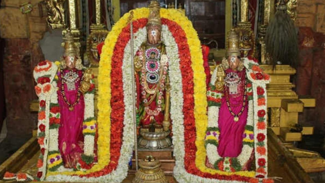 கோடைக்காலம் தொடங்குவதால் உடல் சூட்டைத் தணிக்கக் காவடி எடுத்தல், பால் குடம் தூக்குதல் மற்றும் நீர்மோர், பானகம் தானம் செய்தல் போன்ற சடங்குகள் ஒரு 'டீடாக்ஸ்' (Detox) முறையாகக் கடைப்பிடிக்கப்படுகின்றன. பங்குனி உத்திரம் குலதெய்வ வழிபாட்டிற்கு மிக உகந்த நாள். குலதெய்வம் என்பது ஒரு குடும்பத்தின் வேர் போன்றது. இந்நாளில் குலதெய்வக் கோவிலுக்குச் சென்று வழிபடுவது அந்தப் பரம்பரையின் பித்ருக்களின் ஆசியைப் பெற்றுத்தரும். ஒருவேளை மட்டும் உணவருந்தி விரதமிருந்து மாலையில் இறைவனைத் தரிசிப்பது உடலுக்கும் மனதிற்கும் வலிமை சேர்க்கும். முருகன் கோவில்கள் அல்லது அறுபடை வீடுகளில் நடைபெறும் திருக்கல்யாண வைபவத்தை நேரில் காண்பது குடும்ப ஒற்றுமையை வளர்க்கும்.