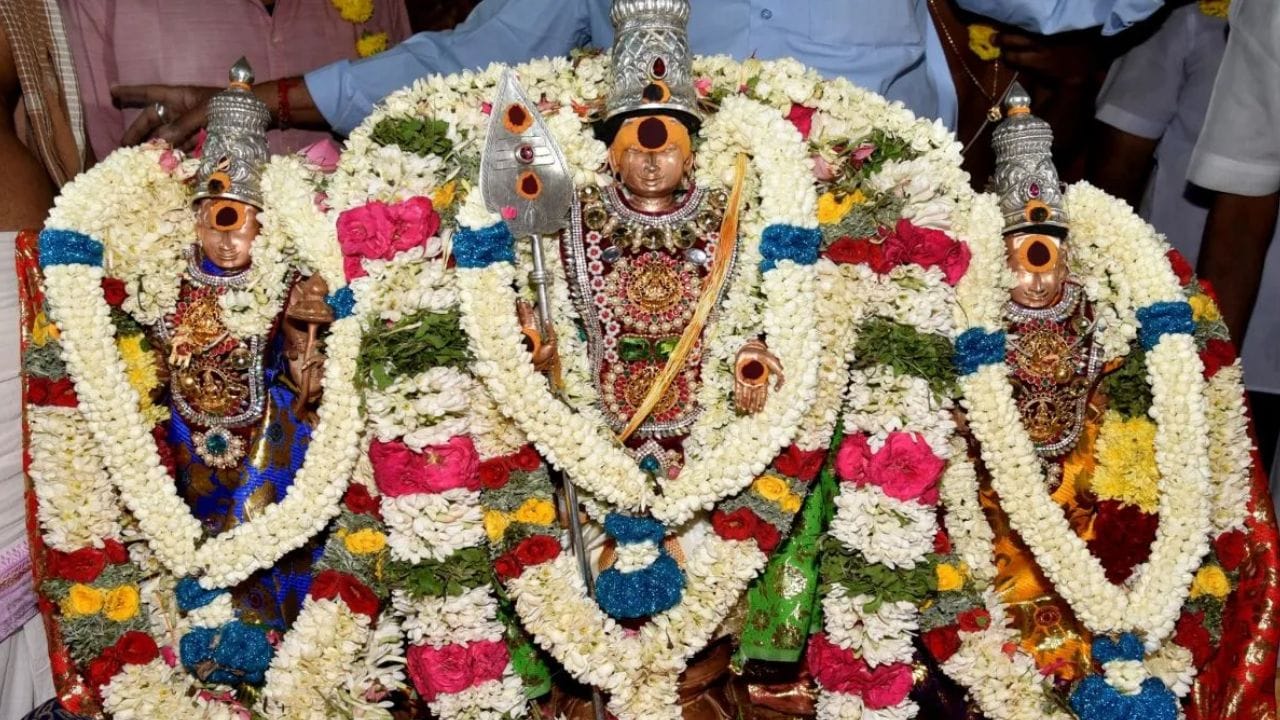 விரதத்தை தொடங்கும் முறை: அதிகாலையிலேயே எழுந்து குளித்து, சுத்தமான ஆடைகளை அணிய வேண்டும். வீட்டில் முருகப்பெருமானின் படத்தின் முன் ஆறு விளக்குகள் ஏற்ற வேண்டும். இது முருகனின் ஆறு முகங்களைக் குறிக்கிறது. இந்த ஒளி உங்கள் வாழ்க்கையில் உள்ள இருளை நீக்கும் என்பது நம்பிக்கை.விளக்கு ஏற்றும்போது, உங்கள் கோரிக்கையை மிகவும் தெளிவாகவும், அது ஏற்கனவே நிறைவேறிவிட்டது என்ற உறுதியான நம்பிக்கையுடனும் முருகனிடம் வைக்க வேண்டும்.