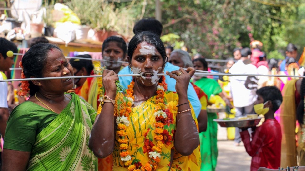 சுருக்கமாகச் சொன்னால், தெய்வங்களுக்குரிய இந்த மாதத்தில் மனிதர்களுக்கான பெரிய சுப காரியங்களைத் தவிர்த்துவிட்டு, முழுமையாகத் தெய்வ வழிபாட்டிலும், நேர்த்திக்கடன்களிலும் கவனம் செலுத்துவதே முறை. துலாம் ராசியில் செவ்வாய் அல்லது ராகு இருப்பவர்கள், விசாக நட்சத்திரத்தில் பிறந்தவர்கள் முருக வழிபாட்டிலும் காவடி எடுப்பதிலும் அதிக ஈடுபாடு கொண்டிருப்பார்கள். செவ்வாயின் வீரியம் அதிகரிக்கவும், வாழ்வில் தடைகள் நீங்கவும் இந்த நாளைப் பயன்படுத்திக் கொள்ளலாம்.