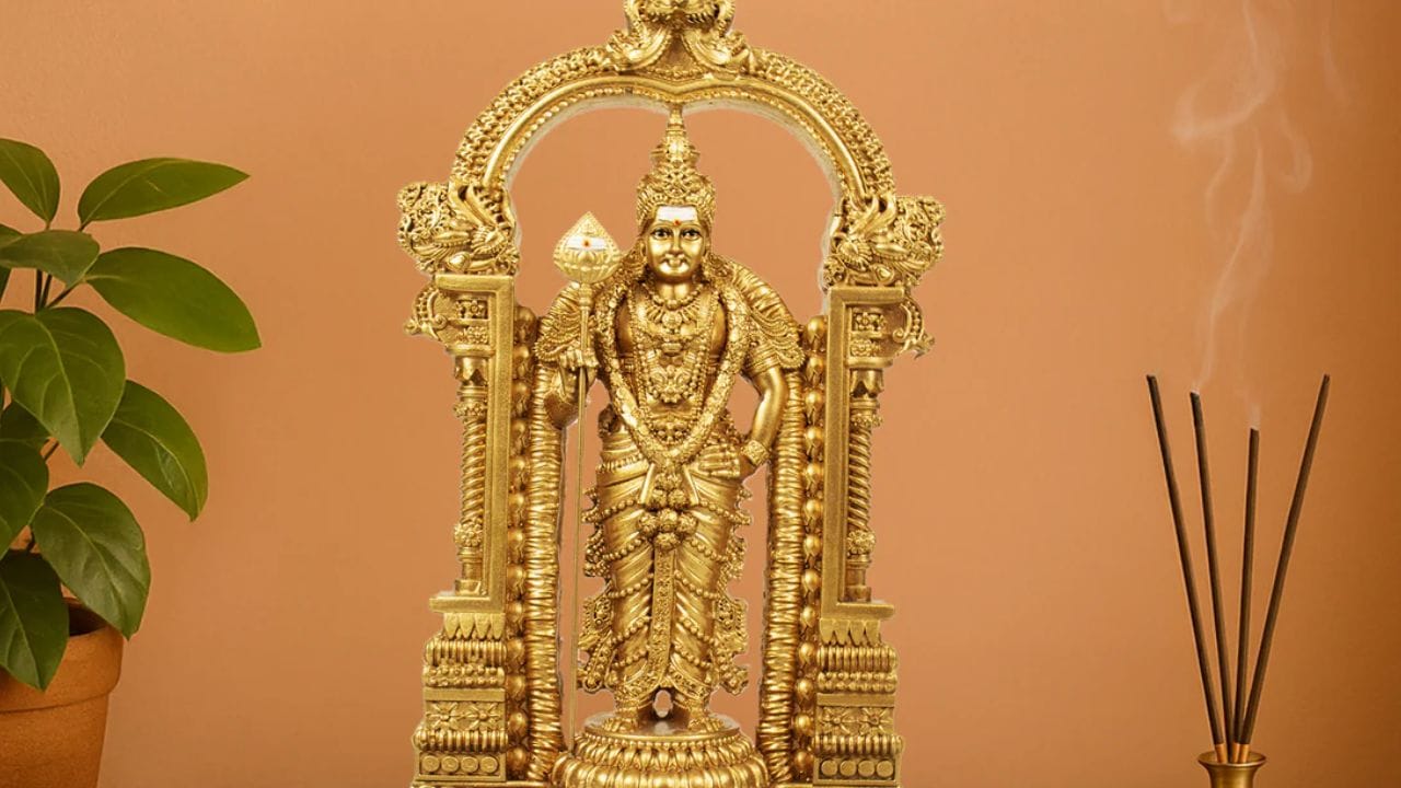 வீட்டில் 'சரவண பவ' விளக்கு அல்லது 'ஆறுமுக விளக்கு' ஏற்றி வழிபடுவது செவ்வாய் தோஷத்தை நீக்கி, குடும்பத்தில் மகிழ்ச்சியைத் தரும். ஆறு வெற்றிலைகளின் காம்பைக் கிள்ளிவிட்டு, அவற்றின் மேல் அகல் விளக்கு வைத்து நெய் தீபம் ஏற்றுவது முருகனுக்கு மிகவும் பிடித்தமான வழிபாடு. இது தொடர்ச்சியாக 9 வாரங்கள் செய்தால் நினைத்த காரியம் கைகூடும்.