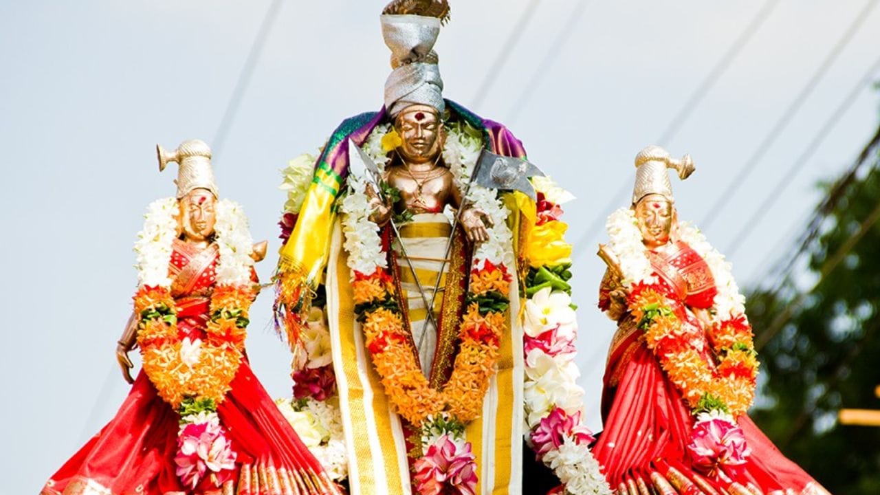 விரதத்தை முடிக்கும் முறை: மாலை நேரத்தில் மீண்டும் முருகனுக்கு விளக்கு ஏற்றி, உங்கள் வேண்டுதலைத் தீர்க்கமாகச் சொல்ல வேண்டும். முடிந்தால் அருகில் உள்ள முருகன் கோவிலுக்குச் சென்று தரிசனம் செய்யலாம். இரவு நேரத்தில் மிகக் குறைந்த மற்றும் எளிதில் செரிமானம் ஆகக்கூடிய உணவை உட்கொண்டு விரதத்தை நிறைவு செய்ய வேண்டும்.