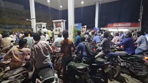 தட்டுப்பாடு அச்சம்.. பெட்ரோல் பங்குகளில் அலைமோதும் மக்கள் கூட்டம்.. கேன்கள், பக்கெட்டுகளில் நிரப்பிச் செல்வதால் பரபரப்பு..