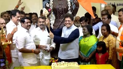 பிரதமர் மோடியின் புதிய சாதனை - கேக் வெட்டி கொண்டாட்டம்..