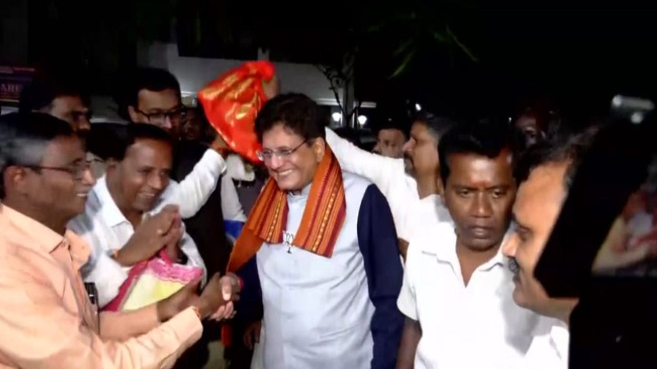 பிரதமர் நரேந்திர மோடி சாதனை - மத்திய அமைச்சர் பியூஷ் கோயல் கேக் வெட்டி கொண்டாட்டம் பிரதமர் நரேந்திர மோடி சாதனை - மத்திய அமைச்சர் பியூஷ் கோயல் கேக் வெட்டி கொண்டாட்டம்