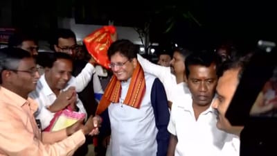 பிரதமர் மோடி சாதனை: பியூஷ் கோயல் கேக் வெட்டி கொண்டாட்டம்