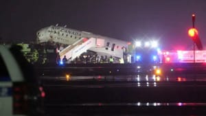 விமானத்தில் மோதிய வாகனம்.. ஏர்போர்ட்டில் ஷாக்.. 4 பேர் பலி!