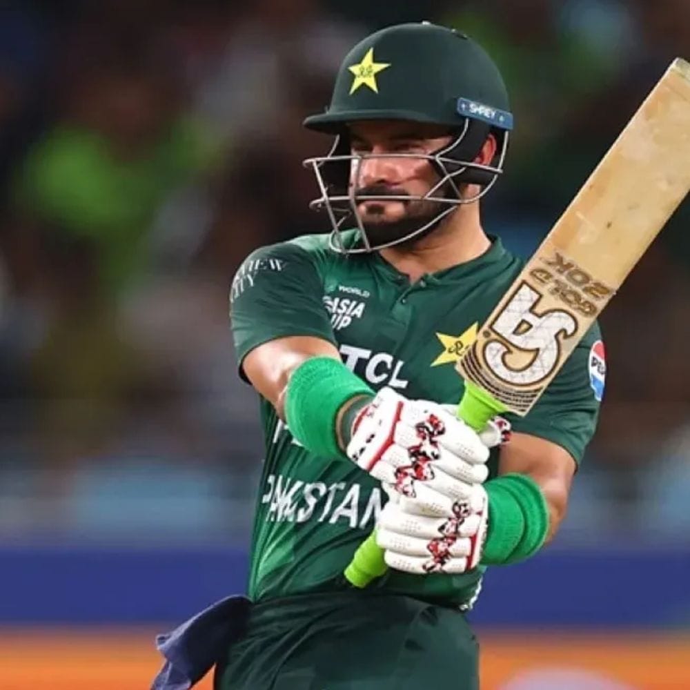 383 ரன்களுடன் போட்டியின் முன்னணி ரன் அடித்த வீரரான ஃபர்ஹான், ஆண்கள் டி20 உலகக் கோப்பையின் ஒரே பதிப்பில் இரண்டு சதங்களைப் பதிவு செய்த முதல் வீரர் என்ற வரலாற்றைப் படைத்தார்.