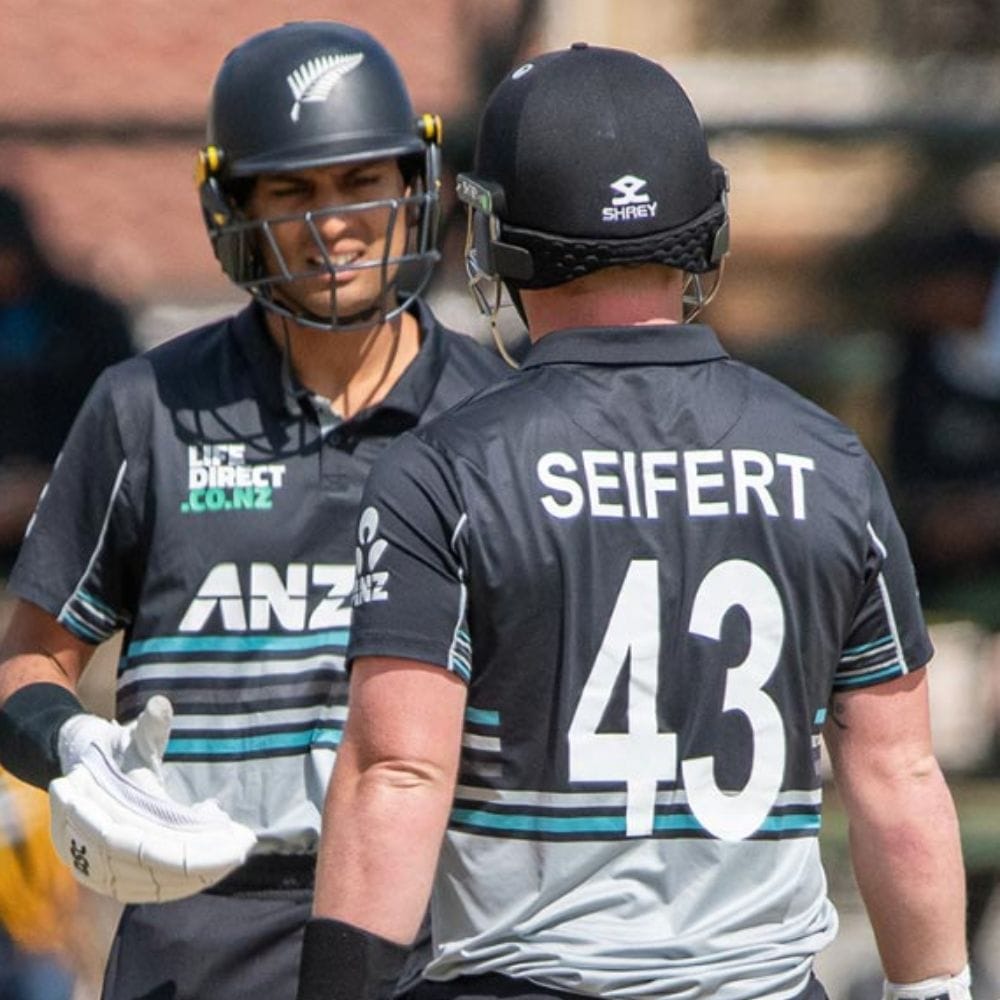 நியூசிலாந்து அணியின் பேட்டிங்கில் நங்கூரமாக திகழும் ரச்சின் ரவீந்திரா, பந்துவீச்சில் இலங்கைக்கு எதிராக 4/27 என்ற சிறந்த பந்துவீச்சை பதிவு செய்தார்.  நியூசிலாந்து அணியின் மற்றொரு வீரரான சைஃபர்ட் 8 போட்டிகளில் 4 அரைசதங்களுடன் 274 ரன்கள் குவித்துள்ளார். நியூசிலாந்து அணி இறுதிப்போட்டிக்கு செல்வதற்கு இவரும் முக்கிய காரணம்.