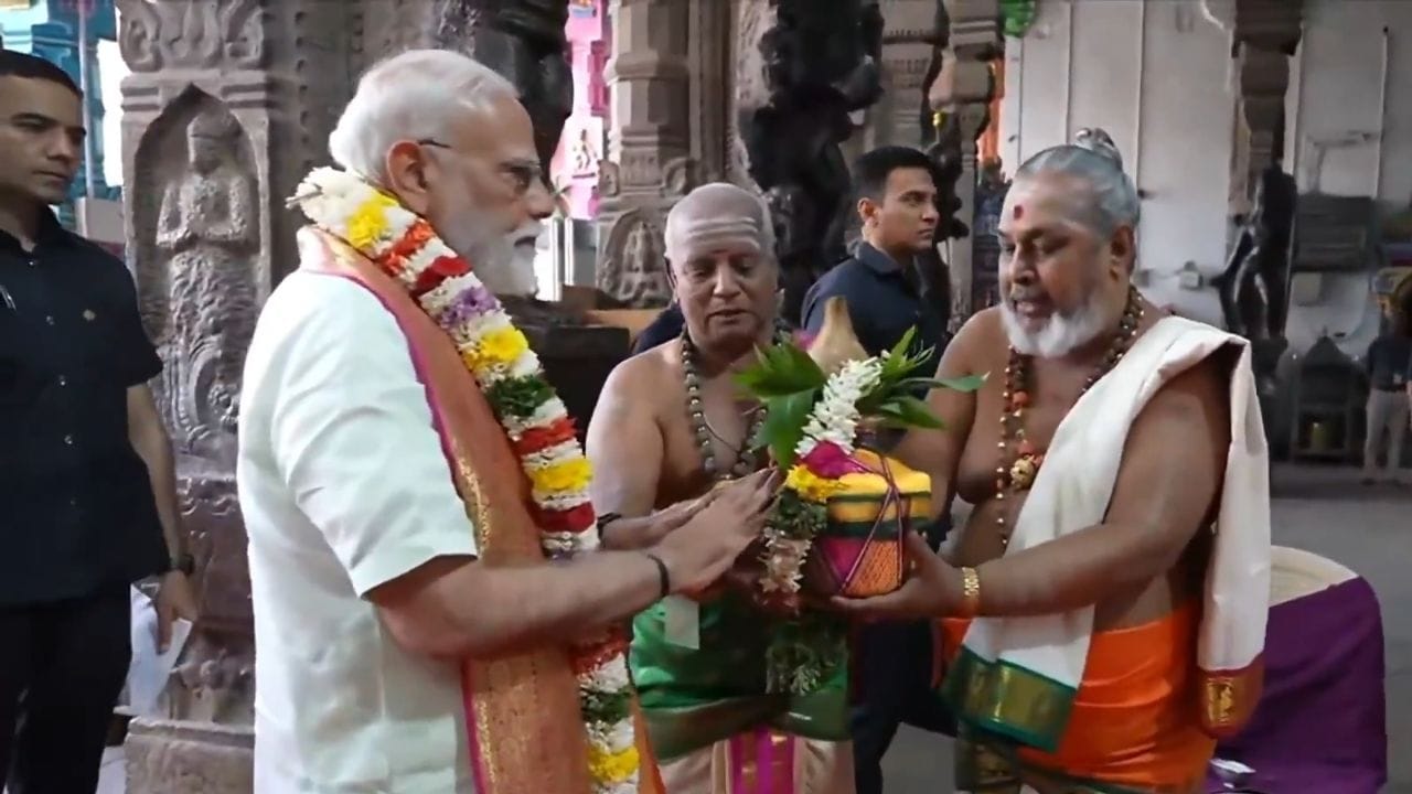 மதுரை திருப்பரங்குன்றத்தில் பிரதமர் மோடி சாமி தரிசனம் மதுரை திருப்பரங்குன்றத்தில் பிரதமர் மோடி சாமி தரிசனம்