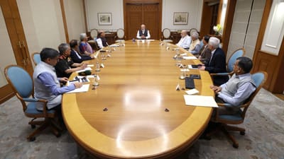 போர் பதற்றம்: பிரதமர் மோடி அதிகாரிகளுடன் முக்கிய ஆலோசனை