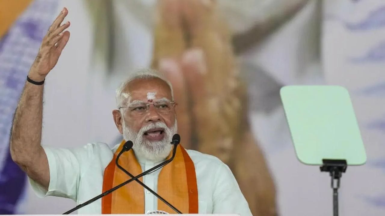 தமிழகத்தில் சட்டமன்றத் தேர்தலில் வெற்றியை இலக்காக வைத்து அரசியல் கட்சிகள் கூட்டணி பேச்சுவார்த்தை, தொகுதி பங்கீடு என்பன உள்ளிட்ட அரசியல் பணிகளில் தீவிரம் காட்டி வருகின்றன. திமுக கூட்டணியில் தற்போது தொகுதி பங்கீடு பேச்சு வார்த்தை தீவிரமாக மேற்கொள்ளப்பட்டு வருகிறது. இதே போல, அதிமுக, பாஜக உள்ளிட்ட கட்சிகள் கூட்டணி அமைத்து தேர்தலை சந்திக்க உள்ளது. இதற்காக, அதிமுக மற்றும் பாஜக தலைவர்கள் தீவிர தேர்தல் பணியாற்றி வருகின்றனர்.