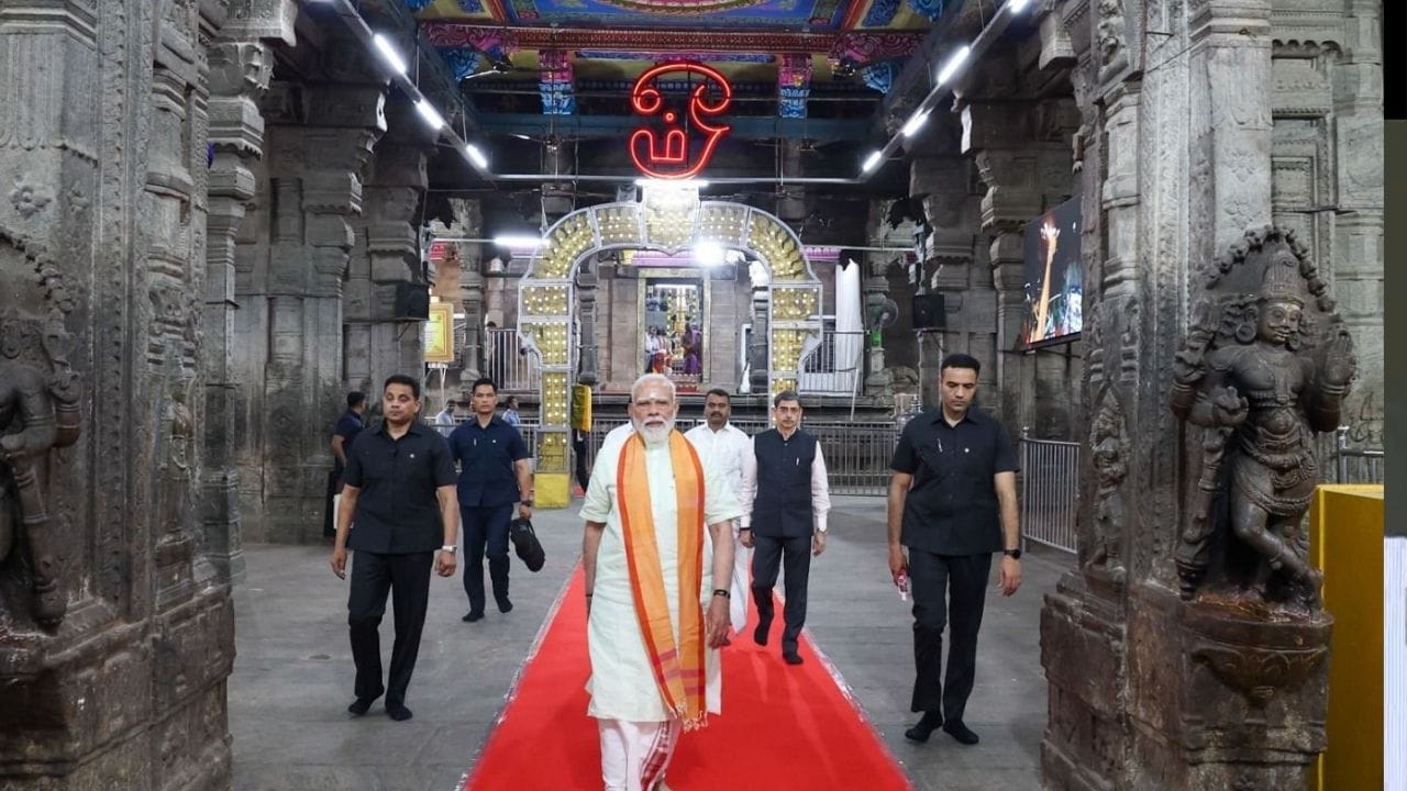 தேசிய ஜனநாயக கூட்டணியின் பொதுக்கூட்டத்தில் பங்கேற்பதற்காக பிரதமர் மோடி மார்ச் 1, 2026 அன்று மதுரை வந்தார். அப்போது திருப்பரங்குன்றம் சுப்பிரமணிய சுவாமி திருக்கோவிலில் சாமி தரிசனம் செய்தார். 
