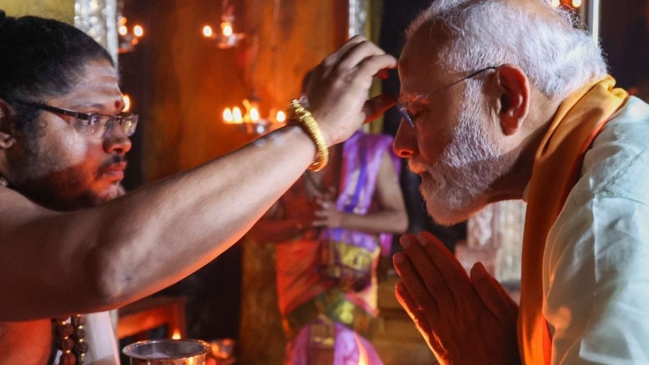 பின்னர் கோவில் நிர்வாகத்தினர் அவருக்கு பிரசாதம் வழங்கினர்.