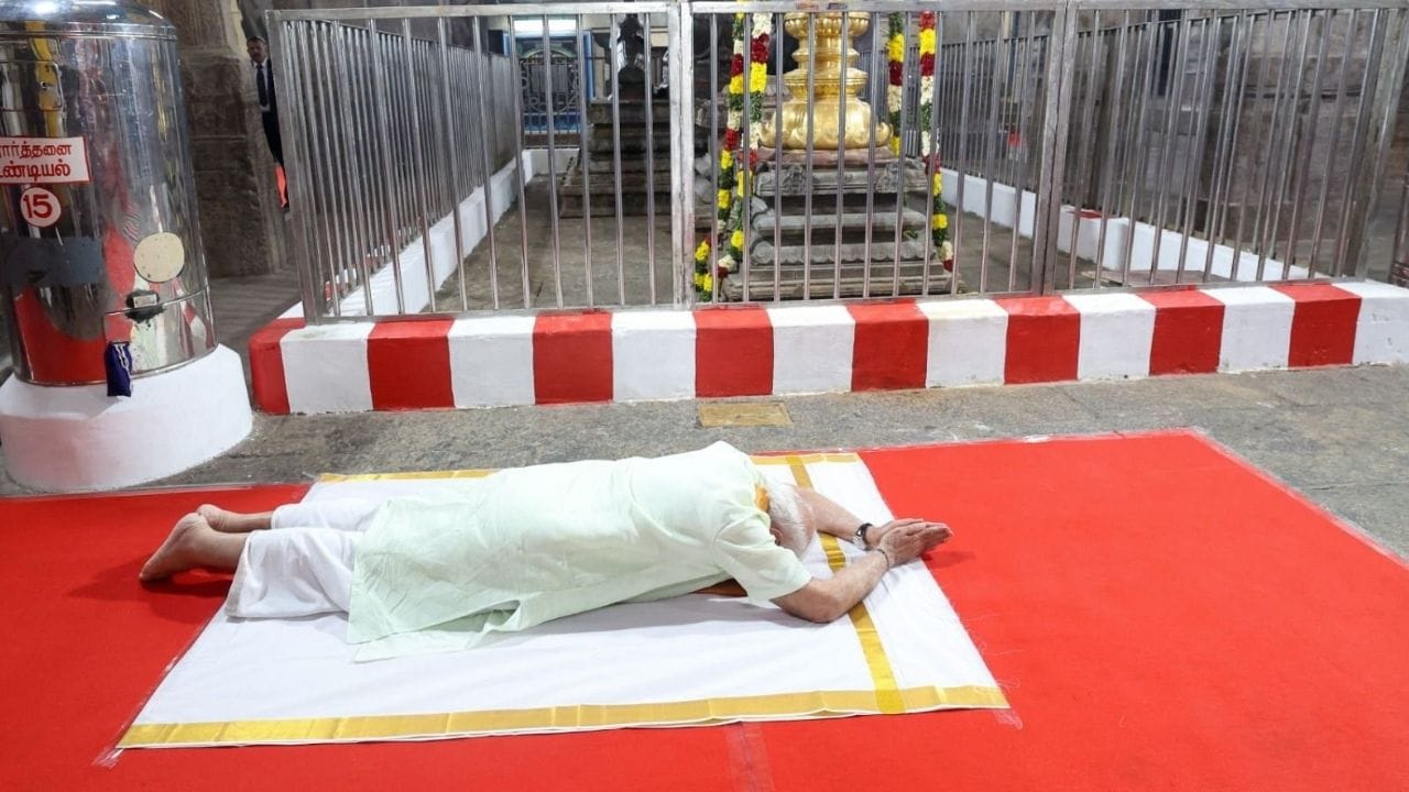 தொடர்ந்து ராஜகோபுரம் வழியாக திருவாச்சி மண்டபம், கம்பத்தடி மண்டபம் சென்று மூலவர் சுப்பிர மணிய சாமியை திரிசனம் செய்தார்.