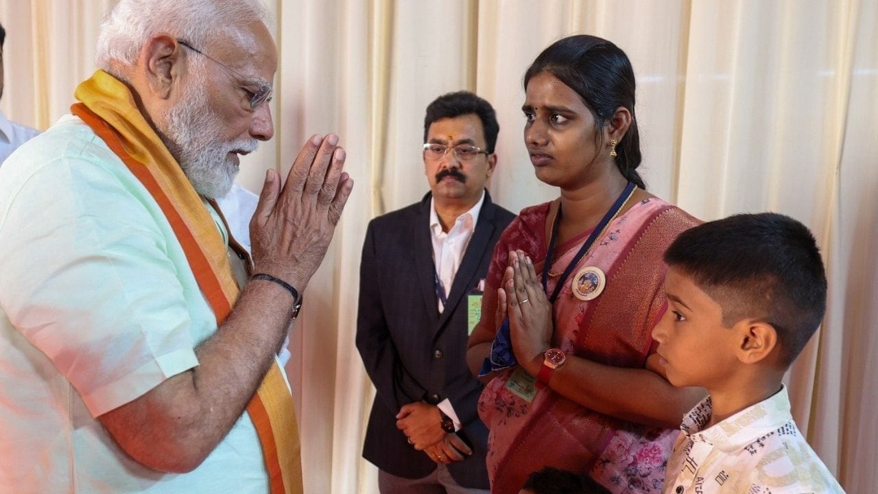 மேலும் திருப்பரங்குன்றம் மலையில் உள்ள தீபத்தூணில் தீபமேற்ற வலியுறுத்தி தற்கொலை செய்துகொண்ட பூர்ணசந்திரனின் குடும்பத்தை சந்தித்து ஆறுதல் அளித்தார்.