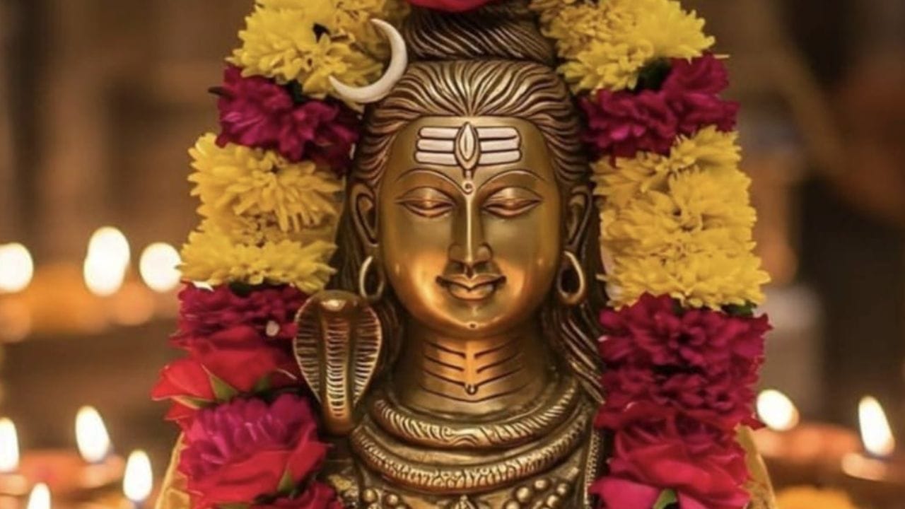 பிரதோஷத்தின் தத்துவம்: 'பிரம்' என்றால் பாவம், 'தோஷம்' என்றால் நீங்குவது என்று பொருள். நாம் தெரிந்தும் தெரியாமலும் செய்த பாவ வினைகளை வேரோடு அறுக்கக்கூடிய காலமே பிரதோஷ காலம் ஆகும். புராண காலத்தில் பாற்கடல் கடையப்பட்டபோது வெளிப்பட்ட ஆலகால விஷத்தை ஈசன் உண்ட நேரமே பிரதோஷ வேளை என்று போற்றப்படுகிறது. மாலை 4:30 மணி முதல் 6:00 மணி வரையிலான இந்த நேரத்தில் சிவபெருமான் நந்தியின் கொம்புகளுக்கு இடையே ஆனந்த தாண்டவம் ஆடுவதாக ஐதீகம்.