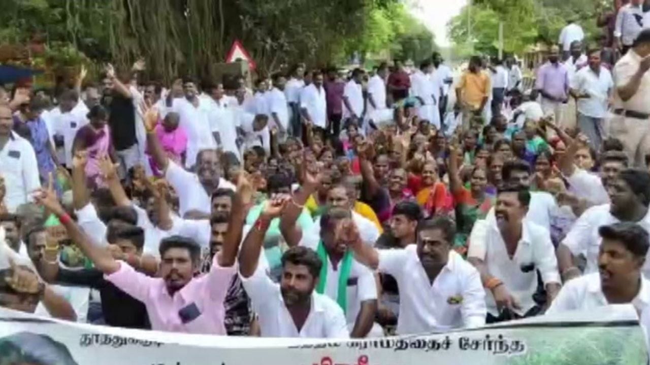 மாணவி கொலை - குற்றவாளிகளை உடனடியாக கைது செய்ய வேண்டும் - உறவினர்கள் போராட்டம் மாணவி கொலை - குற்றவாளிகளை உடனடியாக கைது செய்ய வேண்டும் - உறவினர்கள் போராட்டம்