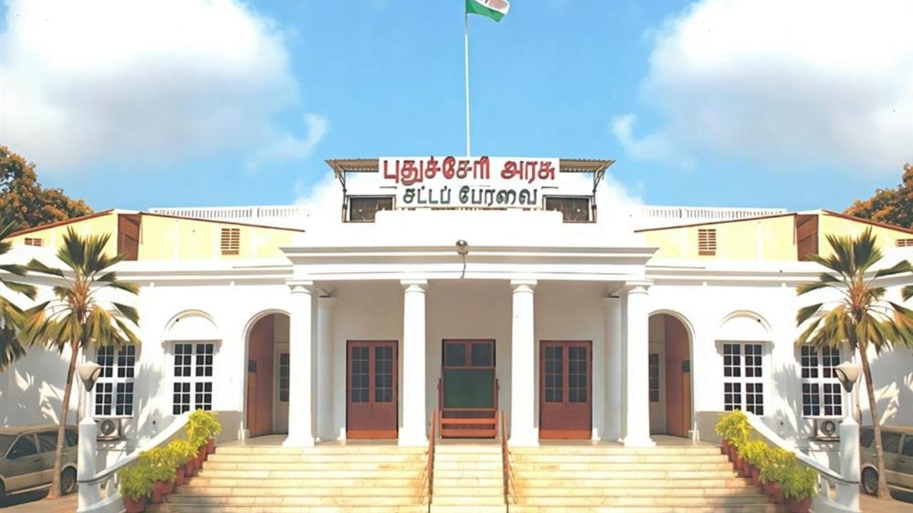 புதுச்சேரி மாநிலத்தில் வருகிற ஏப்ரல் 9- ஆம் தேதி சட்டமன்ற தேர்தல் நடைபெற உள்ளது. இதற்கான கூட்டணி பேச்சுவார்த்தை மற்றும் தொகுதி பங்கீடு பேச்சு வார்த்தையில் தேசிய ஜனநாயக கூட்டணி மற்றும் இண்டி கூட்டணியில் இழுபறி நீடித்து வந்தது. வேட்பு மனு தாக்கலின் கடைசி நாளில் தேசிய ஜனநாயக கூட்டணியில் என். ஆர். காங்கிரஸ் கட்சிக்கு 16 சட்டமன்ற தொகுதிகளும், பாஜகவுக்கு 10 சட்டமன்ற தொகுதிகளும் அதிமுகவுக்கு 2 சட்டமன்ற தொகுதிகளும், லட்சிய ஜனநாயக கட்சிக்கு 2 சட்டமன்ற தொகுதிகளும் ஒதுக்கீடு செய்யப்பட்டு, அந்தந்த கட்சிகளின் வேட்பாளர்கள் வேட்பு மனுக்களை தாக்கல் செய்திருந்தனர்.