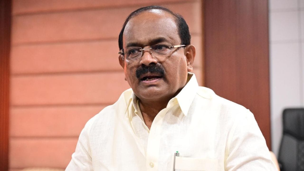 இவரது வெற்றி  மறைந்த முன்னாள் முதல்வர்  கருணாநிதிக்கு அடுத்தபடியாக உள்ளது. இதே போல, கடந்த 2016- ஆம் ஆண்டு முதல் தற்போது வரை  திமுக சட்டமன்ற கொறடாவாக  சக்கரபாணி இருந்து வருகிறார். தொடர்ச்சியாக 6  முறை  வெற்றியை பதிவு செய்து வந்த  சக்கரபாணிகள்  முதல்வர் மு. க. ஸ்டாலின் தலைமையிலான அமைச்சரவையில்  உணவு மற்றும் குடிமை பொருள் வழங்கல் துறை அமைச்சர் பொறுப்பு வழங்கப்பட்டது.