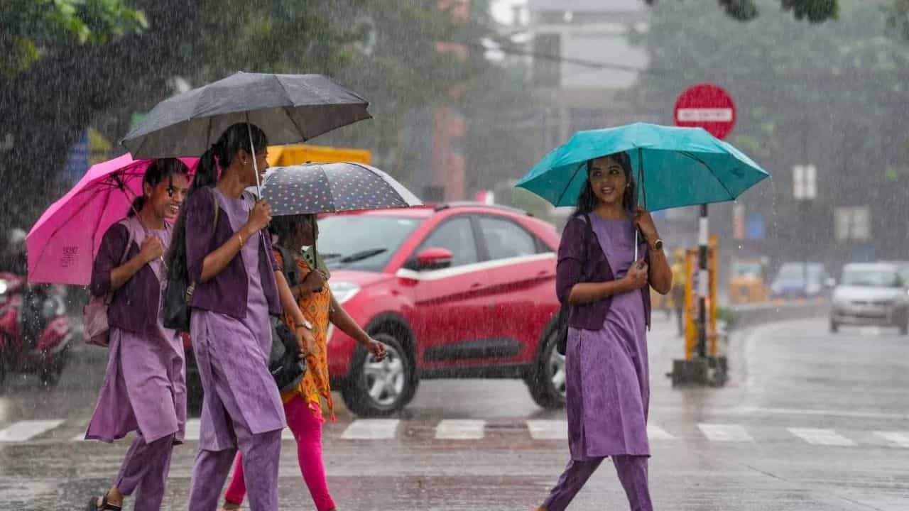 சென்னையில் இடி, மின்னலுடன் மழை கொட்டும்.. வெயில் இருக்குமா? இன்றைய வானிலை நிலவரம்..