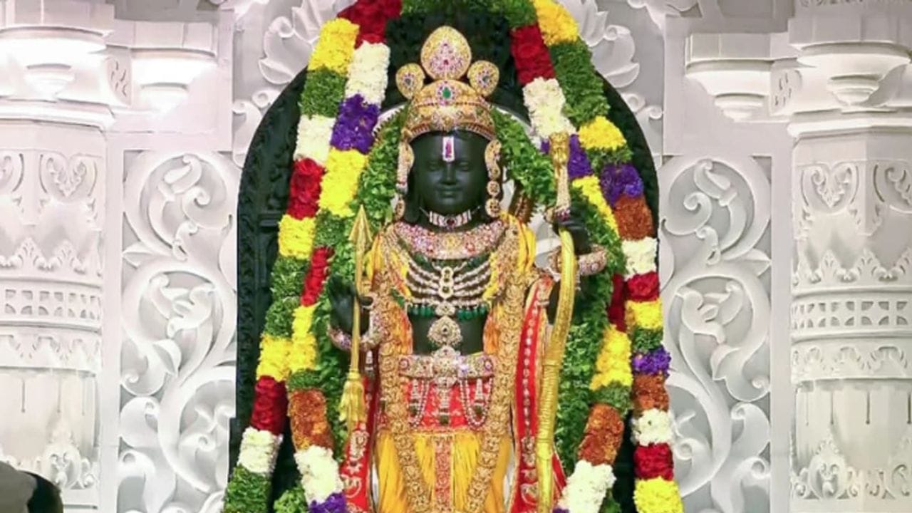 அயோத்தியில் 'சூரிய திலகம்: இந்த ஆண்டு அயோத்தி ராம ஜென்மபூமி கோவிலில் ஒரு மிகப்பெரிய அறிவியல் மற்றும் ஆன்மீக அதிசயம் நிகழ உள்ளது. நண்பகல் சரியாக 12:00 மணிக்கு, சூரிய கதிர்கள் நேரடியாக 'ராம் லல்லா' சிலையின் நெற்றியில் விழுமாறு 'சூரிய திலகம்' நிகழ்வு ஏற்பாடு செய்யப்பட்டுள்ளது. இது சுமார் 4 நிமிடங்கள் வரை நீடிக்கும். சூரிய வம்சத்தில் பிறந்த ராமருக்கு, சூரிய பகவானே திலகமிடுவதாக இது போற்றப்படுகிறது.