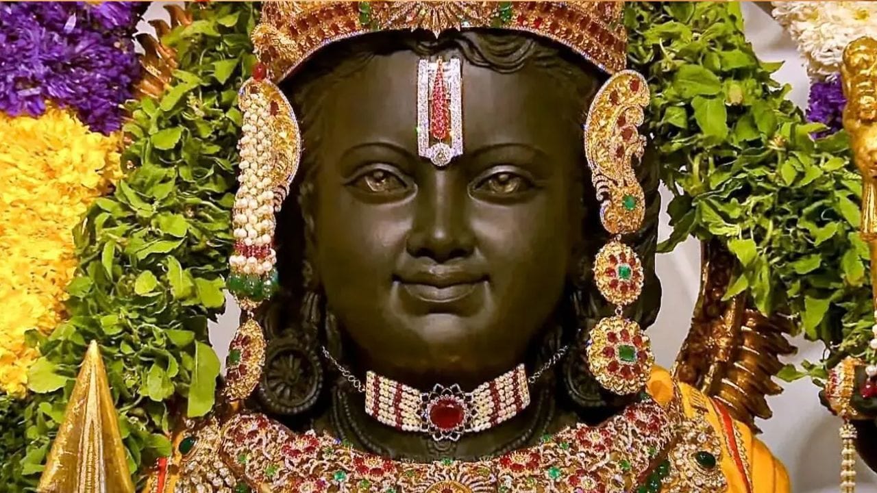 2026 ராம நவமி தேதி: மார்ச் மாதம் 27-ஆம் தேதி வெள்ளிக்கிழமை ராம நவமி கொண்டாடப்பட உள்ளது. நவமி திதி ஆரம்பம்: மார்ச் 26, வியாழக்கிழமை மதியம் 2:18 மணி. நவமி திதி முடிவு: மார்ச் 27, வெள்ளிக்கிழமை மதியம் 12:36 மணி. வழிபாட்டிற்கு உகந்த நேரம்: மதியம் 12.06 மணி முதல் 2.31 மணி வரை மிகச் சிறப்பான நேரமாகக் கருதப்படுகிறது. சூரிய உதயத்தின் போது இருக்கும் திதியைக் கணக்கில் கொள்வதால், மார்ச் 27-ஆம் தேதியே நாம் ராம நவமியைக் கொண்டாடுகிறோம்.