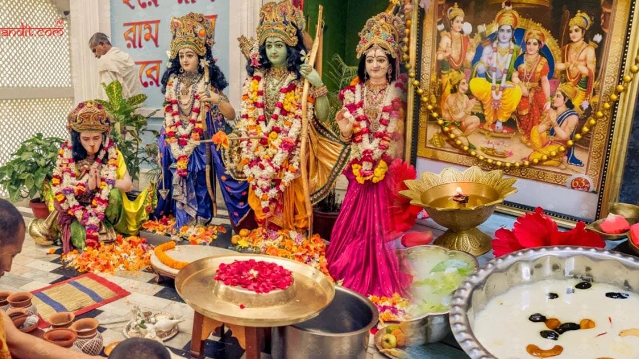 தென்னிந்தியாவில் 'கல்யாணோற்சவம்': தமிழகம் மற்றும் ஆந்திராவில் ராம நவமி அன்று 'சீதா ராம கல்யாணம்' மிகச்சிறப்பாக நடைபெறும். கோடை காலத்தின் தொடக்கத்தில் இந்த விழா வருவதால், உடலைக் குளிர்விக்கும் பானகம் (வெல்லம், சுக்கு, மிளகு கலந்தது) மற்றும் நீர்மோர் பக்தர்களுக்குப் பிரசாதமாக வழங்கப்படுகிறது. ஸ்ரீரங்கம் ரங்கநாதர் கோவிலில் ராம நவமி அன்று சிறப்புப் புறப்பாடுகள் மற்றும் வழிபாடுகள் நடைபெறும். ராமர், ரங்கநாதரின் அவதாரம் என்பதால் இங்குள்ள 'ஸ்ரீ ராமபிரான்' சன்னதியில் சிறப்புத் திருமஞ்சனம் நடைபெறும்.