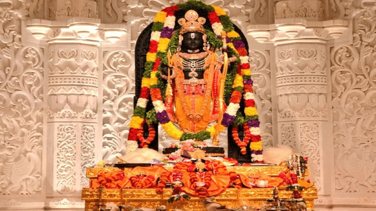 ஸ்ரீ ராம நவமி என்பது மகாவிஷ்ணுவின் ஏழாவது அவதாரமான ஸ்ரீ ராமர் அவதரித்த திருநாளாகும். இறைவனே மனிதனாகப் பூமிக்கு வந்து, இன்ப துன்பங்களைச் சமமாக எதிர்கொள்வது எப்படி என்பதை வாழ்ந்து காட்டிய அவதாரம் இது. ஸ்ரீ ராமபிரான் அவதரித்த 'ஸ்ரீ ராம நவமி' திருநாள் 2026 மார்ச் 27 அன்று நாடு முழுவதும் கோலாகலமாகக் கொண்டாடப்படுகிறது. தந்தை சொல் மிக்க மந்திரமில்லை, ஒருதார மணம், பகைவனுக்கும் அருள்வது போன்ற உயரிய பண்புகளை உலகுக்கு உணர்த்தியவர் ராமர். ஒரு மனிதன் தன் வாழ்வில் எப்படி வாழ வேண்டும் என்பதற்கு உதாரணமாகத் திகழ்ந்த 'மரியாத புருஷோத்தமன்' ராமரை வழிபடும் முறைகளை இங்கே காண்போம்.