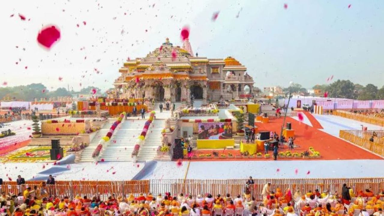 முக்கிய நேரங்கள்:இந்த ஆண்டு நவமி திதியும், புனர்பூச நட்சத்திரமும் இணைந்து வரும் மார்ச் 27, வெள்ளிக்கிழமை அன்று ராம நவமி கொண்டாடப்படுகிறது.  மார்ச் 26, நண்பகல் 12,27 மணிக்கு நவமி திதி தொடங்கினாலும், நட்சத்திர ரீதியாக வைஷ்ணவ முறைப்படி மார்ச் 27 அன்று வழிபாடு செய்வது உகந்தது. சிலர், ராமர் நண்பகலில் அவதரித்தவர் என்பதால், மார்ச் 26 மற்றும் 27 ஆகிய இரண்டு நாட்களுமே வழிபாட்டிற்கு உகந்தது என கூறுகிறார்கள்.