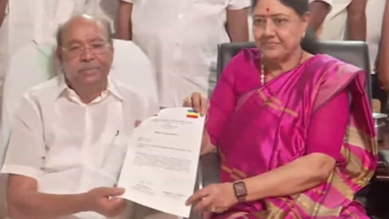 ராமதாஸ்-சசிகலா கூட்டணி உறுதியானது... தமிழகம்-புதுச்சேரியில் இணைந்து போட்டி! ராமதாஸ்-சசிகலா கூட்டணி உறுதியானது... தமிழகம்-புதுச்சேரியில் இணைந்து போட்டி!