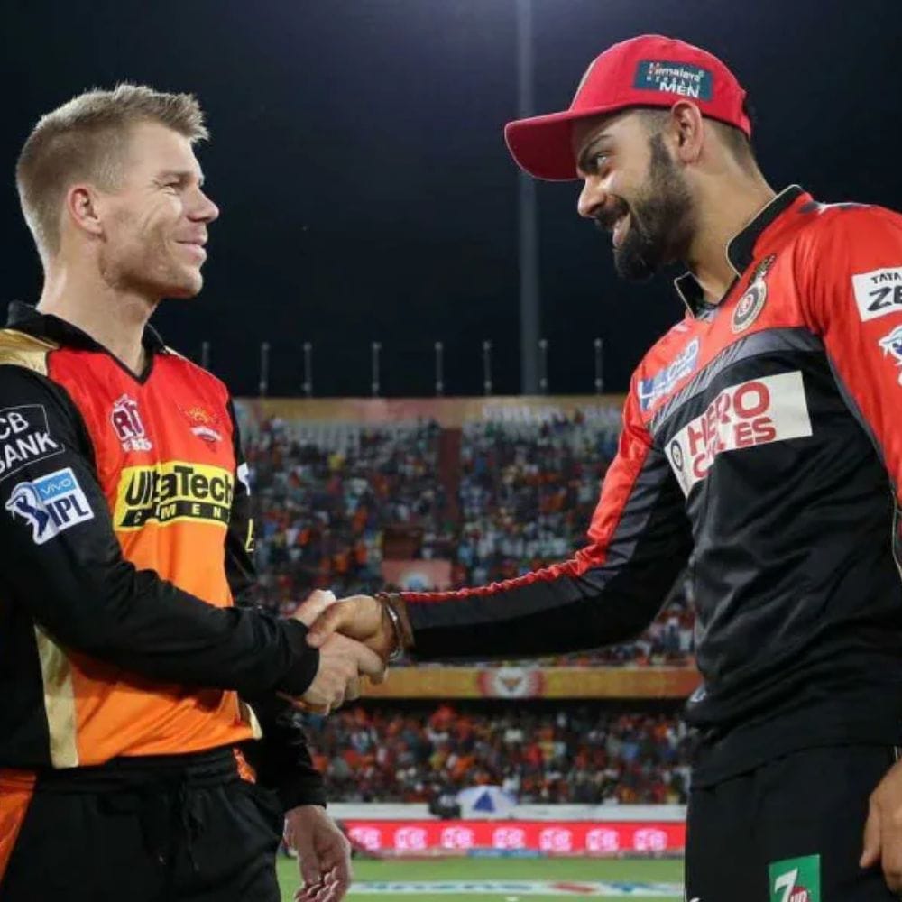 நடப்பு சாம்பியன்கள் என்பதால் ஆர்சிபி தொடக்க ஆட்டத்தில் விளையாடும். சாம்பியன்களாக இல்லாவிட்டாலும், ராயல் சேலஞ்சர்ஸ் பெங்களூரு கடந்த காலங்களில் தொடக்க ஆட்டங்களில் விளையாடியுள்ளது. கடந்த 18 பதிப்புகளில், பெங்களூரு 6 முறை தொடக்க ஆட்டத்தில் விளையாடியுள்ளது. ஆனால் இந்த தொடக்க ஆட்டங்களில், பெங்களூரு வென்றதை விட அதிகமாக தோல்வியடைந்துள்ளது. பெங்களூரு 2 போட்டிகளில் மட்டுமே வெற்றி பெற்று மீதமுள்ள 4 போட்டிகளில் தோல்வியடைந்துள்ளது.