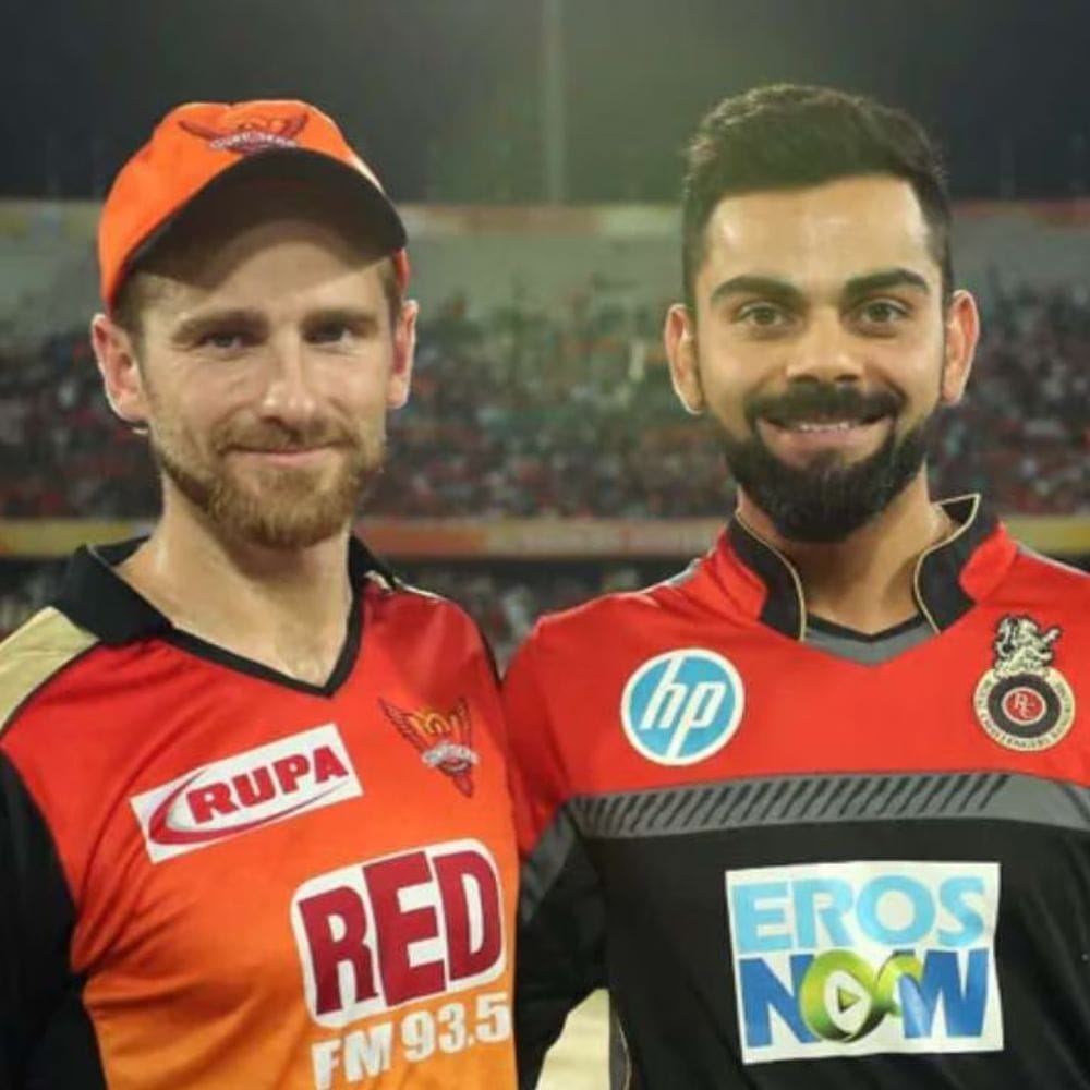 அதன் பிறகு, 2017 பதிப்பில் ஆர்சிபி தொடக்க ஆட்டத்தில் விளையாடியது. அந்த போட்டியில், ராயல் சேலஞ்சர்ஸ் பெங்களூரு அணி சன்ரைசர்ஸ் ஹைதராபாத்தை எதிர்கொண்டு 35 ரன்கள் வித்தியாசத்தில் தோல்வியடைந்தது. அந்த போட்டியில், முதலில் பேட்டிங் செய்த சன்ரைசர்ஸ் ஹைதராபாத் 207 ரன்கள் எடுத்தது, அதே நேரத்தில் பெங்களூரு 172 ரன்கள் மட்டுமே எடுத்து தோல்வியை சந்தித்தது.