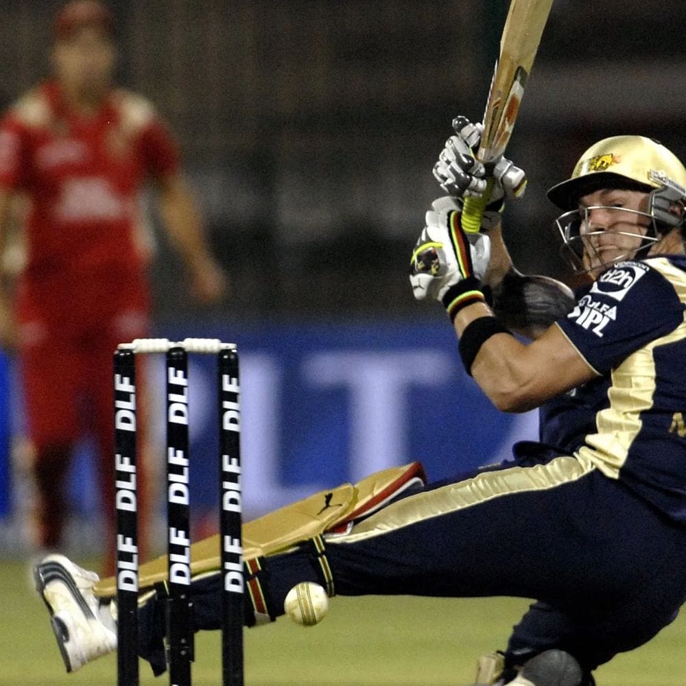 ஐபிஎல் முதல் பதிப்பின் முதல் போட்டியில் ஆர்சிபி அறிமுகமானது. கொல்கத்தா நைட் ரைடர்ஸ் அணிக்கு எதிரான இந்தப் போட்டியில், ராயல் சேலஞ்சர்ஸ் பெங்களூரு 140 ரன்கள் வித்தியாசத்தில் தோல்வியடைந்தது. முதலில் பேட்டிங் செய்த கொல்கத்தா அணி 222 ரன்கள் எடுத்தது, இலக்கைத் துரத்திய பெங்களூரு வெறும் 82 ரன்களுக்கு ஆல் அவுட்டானது.