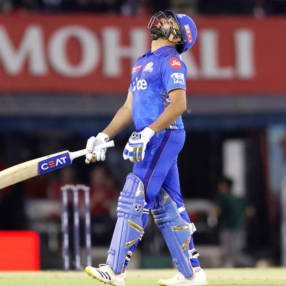 ஐபிஎல் வரலாற்றில் இந்த மோசமான சாதனையை தற்போது ஆஸ்திரேலியாவின் கிளென் மேக்ஸ்வெல் தன்வசம் வைத்துள்ளார். அவர் ஐபிஎல் போட்டிகளில் 19 முறை டக் அவுட் ஆகியுள்ளார். இந்தப் பட்டியலில் தினேஷ் கார்த்திக் மற்றும் ரோஹித் சர்மா இருவரும் கூட்டாக 18 முறை டக் அவுட்டாகி இரண்டாம் இடத்தில் உள்ளனர்.